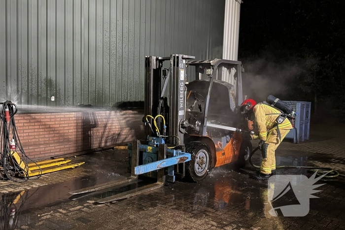 Voertuigbrand veroorzaakt aanzienlijke schade aan heftruck
