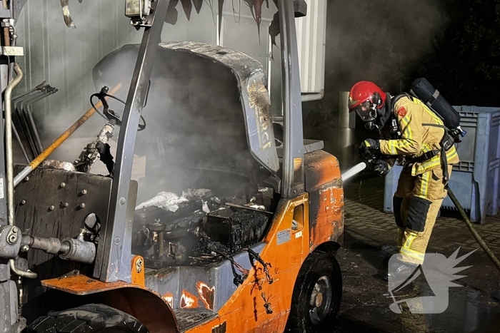 Voertuigbrand veroorzaakt aanzienlijke schade aan heftruck