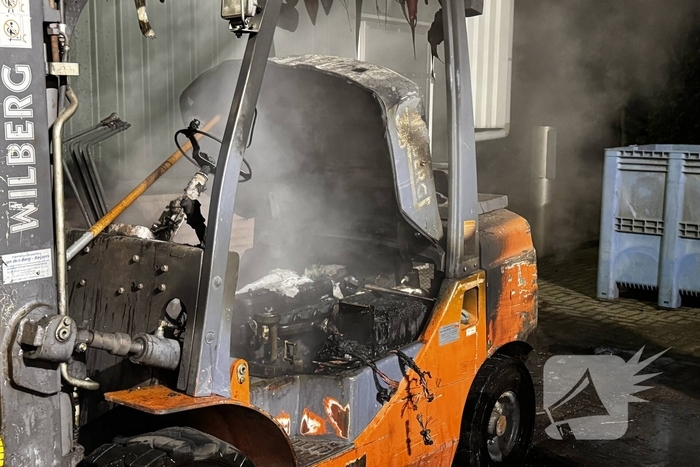 Voertuigbrand veroorzaakt aanzienlijke schade aan heftruck