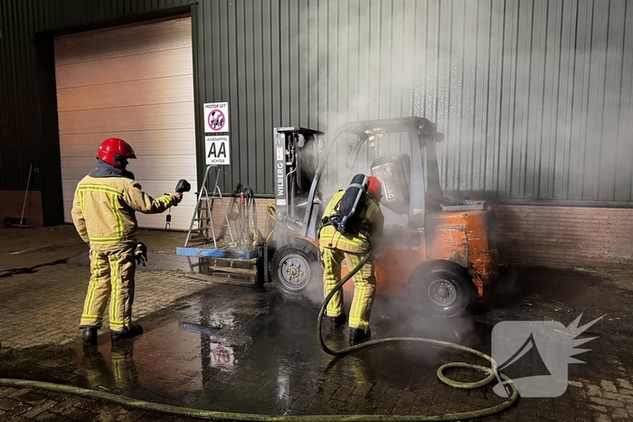 Voertuigbrand veroorzaakt aanzienlijke schade aan heftruck