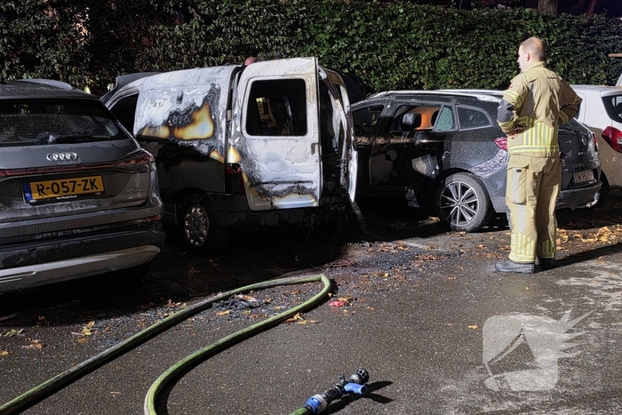 Brand verwoest bestelbus en beschadigt omliggende voertuigen