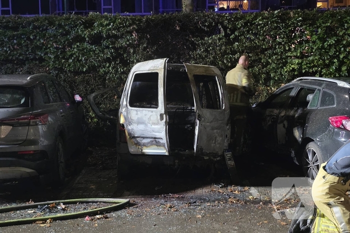 Brand verwoest bestelbus en beschadigt omliggende voertuigen