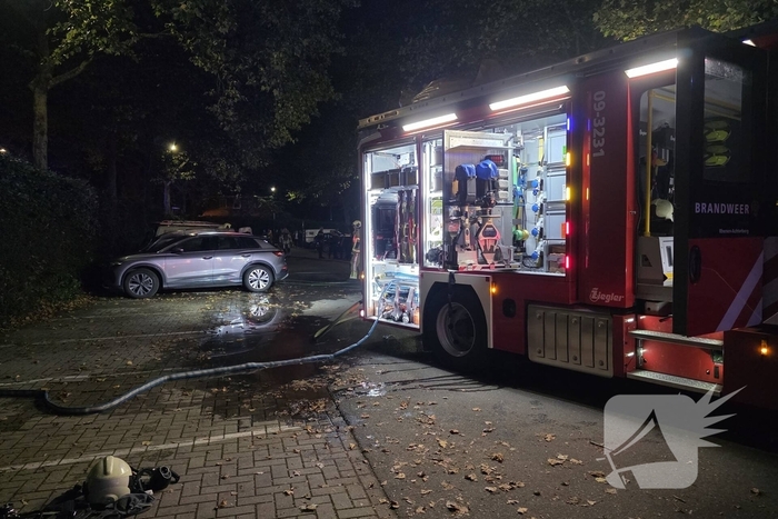 Brand verwoest bestelbus en beschadigt omliggende voertuigen
