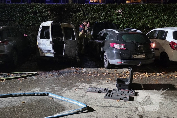 Brand verwoest bestelbus en beschadigt omliggende voertuigen