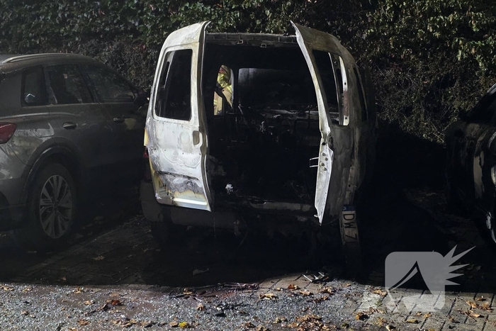 Brand verwoest bestelbus en beschadigt omliggende voertuigen
