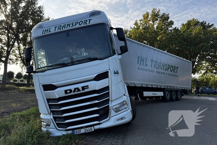 Vrachtwagencombinatie vast in berm