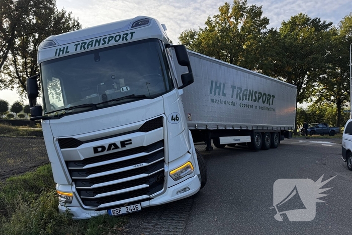 Vrachtwagencombinatie vast in berm