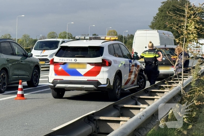 Auto met klapband veroorzaakt ongeval