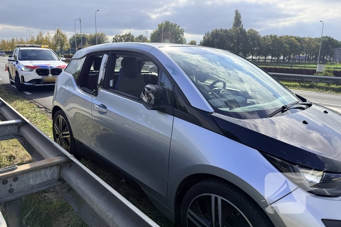 Auto met klapband veroorzaakt ongeval