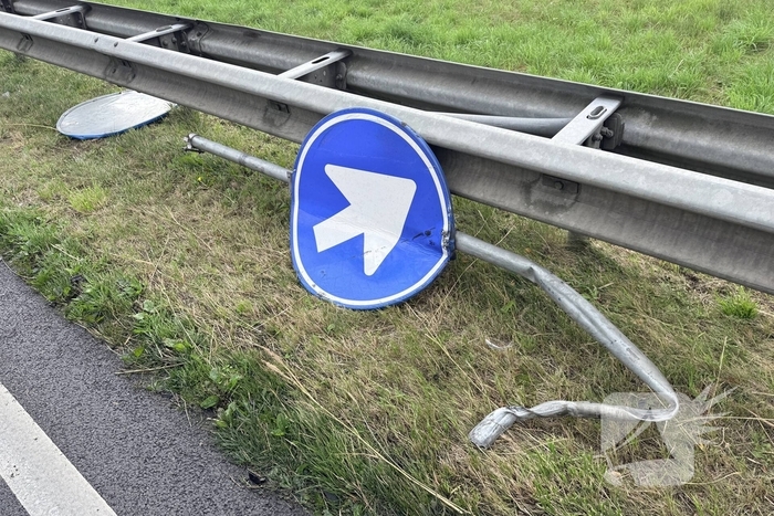 Auto met klapband veroorzaakt ongeval