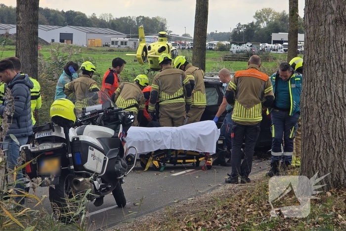 Zwaargewonde na botsing tegen boom