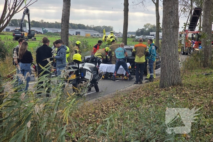 Zwaargewonde na botsing tegen boom