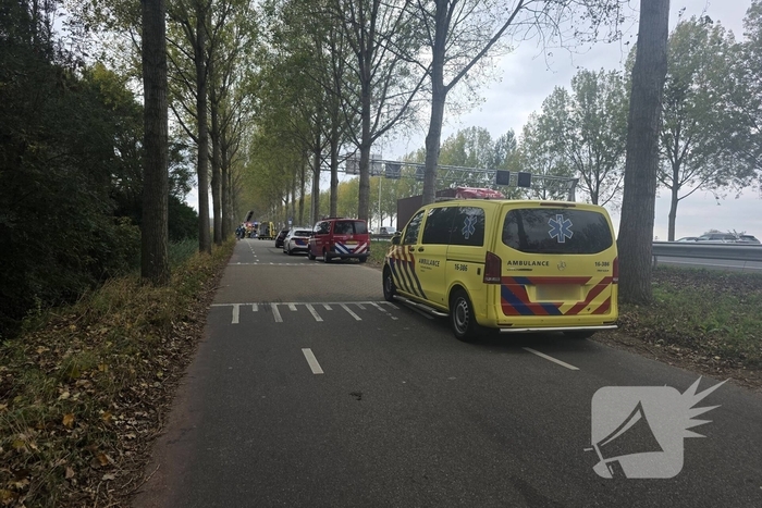 Zwaargewonde na botsing tegen boom