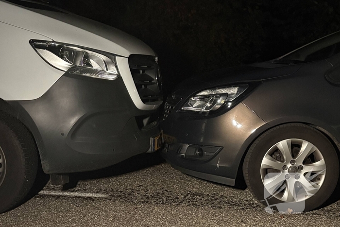 Botsing veroorzaakt aanzienlijke schade
