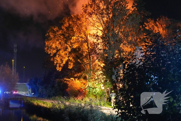 Woningbrand met veel bomen