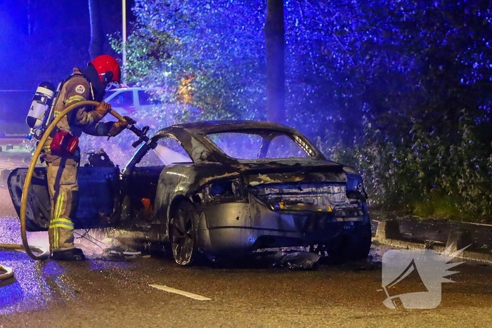 Audi vlamt tijdens rit, inzittenden veilig