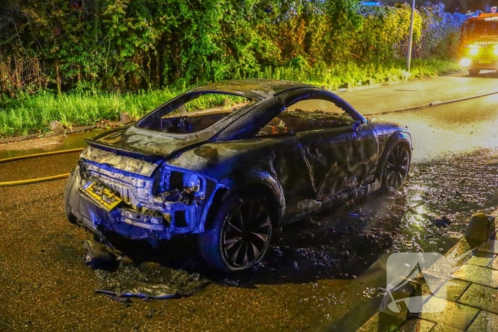 Audi vlamt tijdens rit, inzittenden veilig