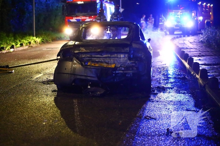 Audi vlamt tijdens rit, inzittenden veilig