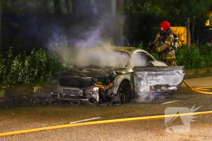 Audi vlamt tijdens rit, inzittenden veilig