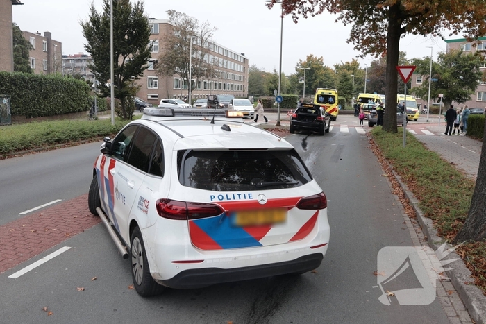 Kop-staartaanrijding tussen drie auto's leidt tot ziekenhuisopname