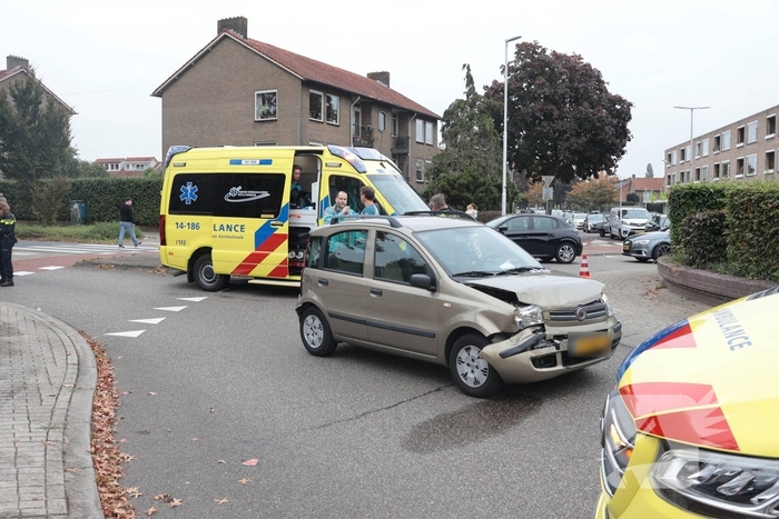 Kop-staartaanrijding tussen drie auto's leidt tot ziekenhuisopname