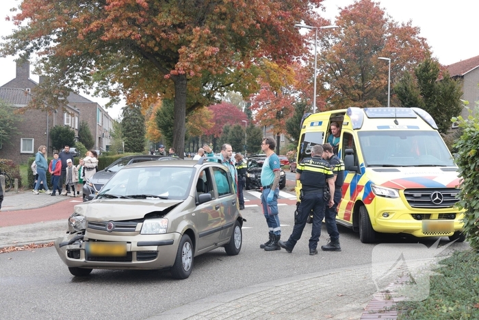 Kop-staartaanrijding tussen drie auto's leidt tot ziekenhuisopname