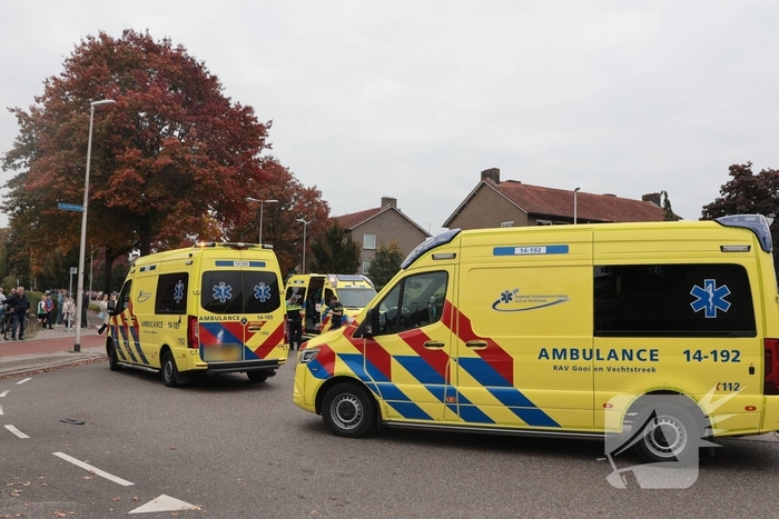 Kop-staartaanrijding tussen drie auto's leidt tot ziekenhuisopname