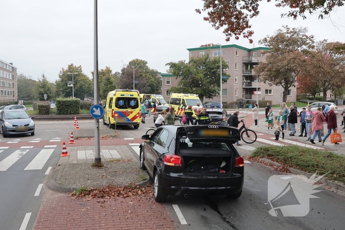 Kop-staartaanrijding tussen drie auto's leidt tot ziekenhuisopname