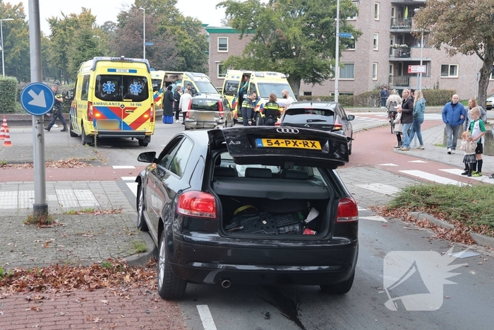 Kop-staartaanrijding tussen drie auto's leidt tot ziekenhuisopname