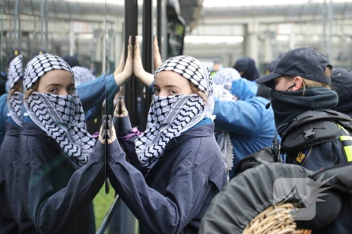 Demonstranten bezetten havenspoorlijn