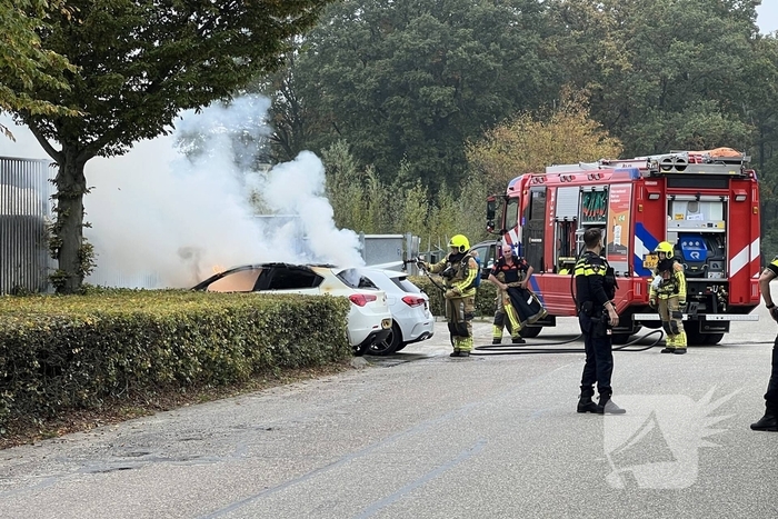 Geparkeerde personenauto gaat in vlammen op