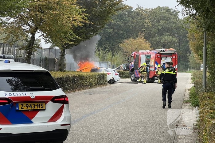 Geparkeerde personenauto gaat in vlammen op