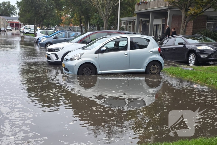 Geparkeerde auto zakt in sinkhole door leidingbreuk