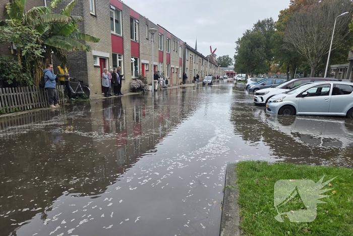 Geparkeerde auto zakt in sinkhole door leidingbreuk