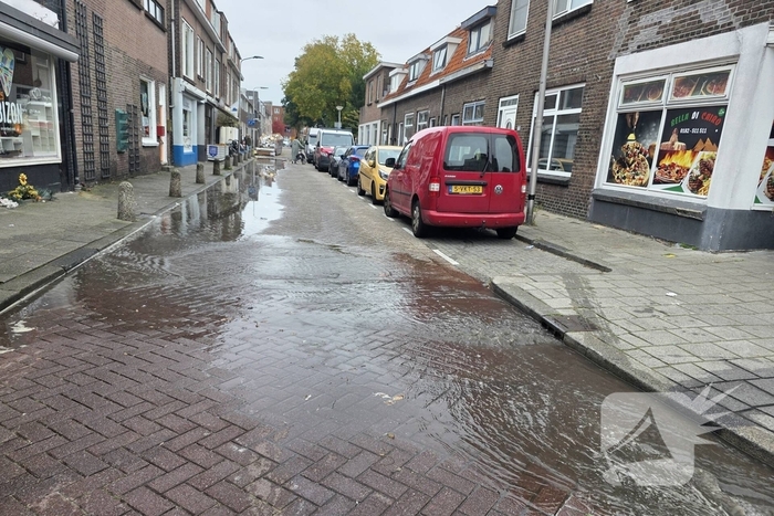 Geparkeerde auto zakt in sinkhole door leidingbreuk