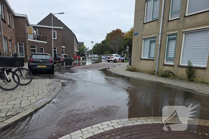 Geparkeerde auto zakt in sinkhole door leidingbreuk