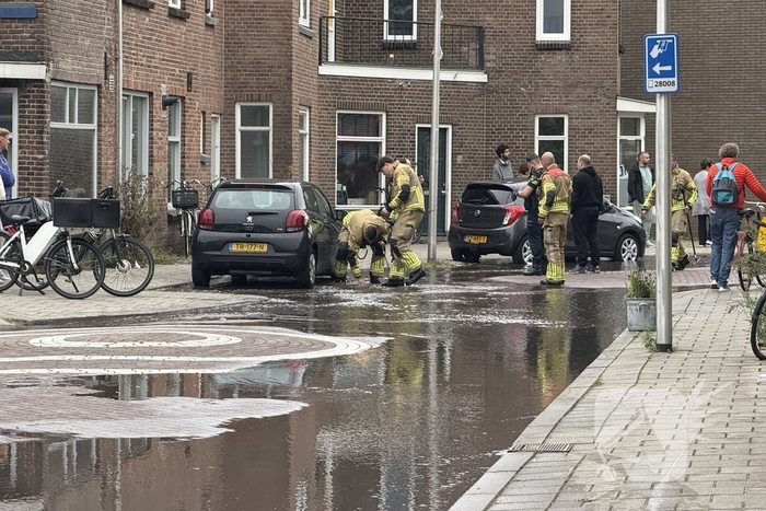 Geparkeerde auto zakt in sinkhole door leidingbreuk