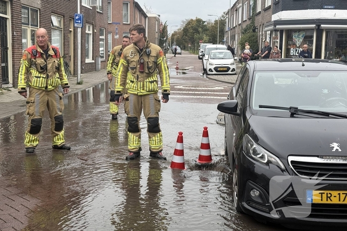 Geparkeerde auto zakt in sinkhole door leidingbreuk