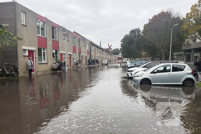 Geparkeerde auto zakt in sinkhole door leidingbreuk
