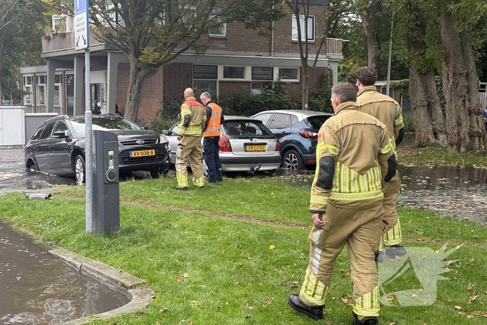 Geparkeerde auto zakt in sinkhole door leidingbreuk
