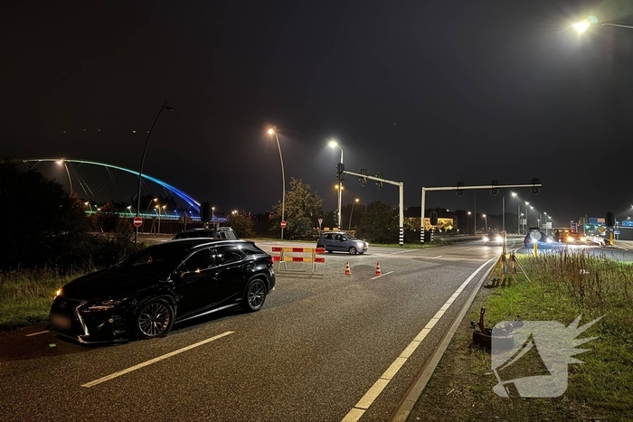 Auto verliest wiel door forse aanrijding