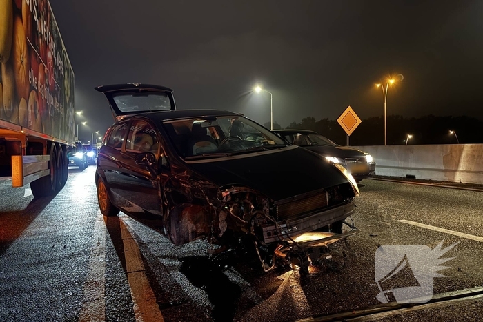 Auto verliest wiel door forse aanrijding