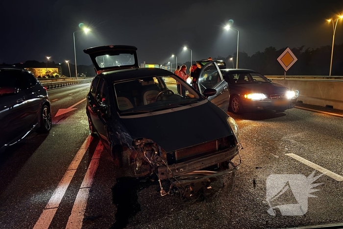 Auto verliest wiel door forse aanrijding