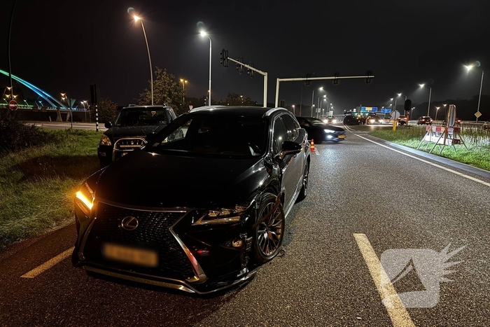 Auto verliest wiel door forse aanrijding