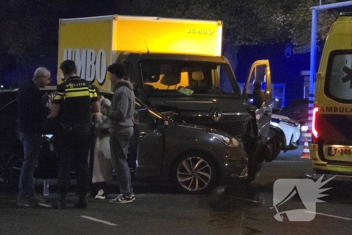 Botsing tussen auto en bus