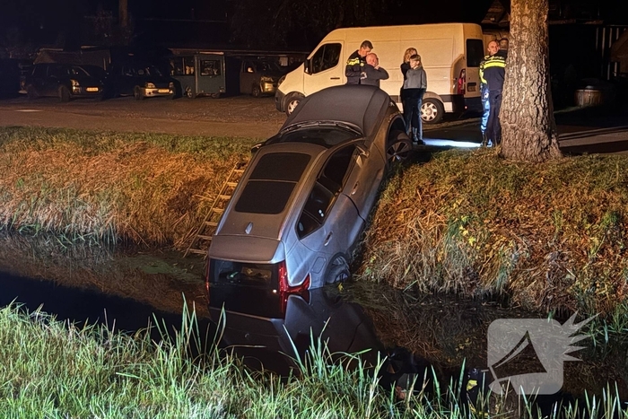Auto belandt in sloot