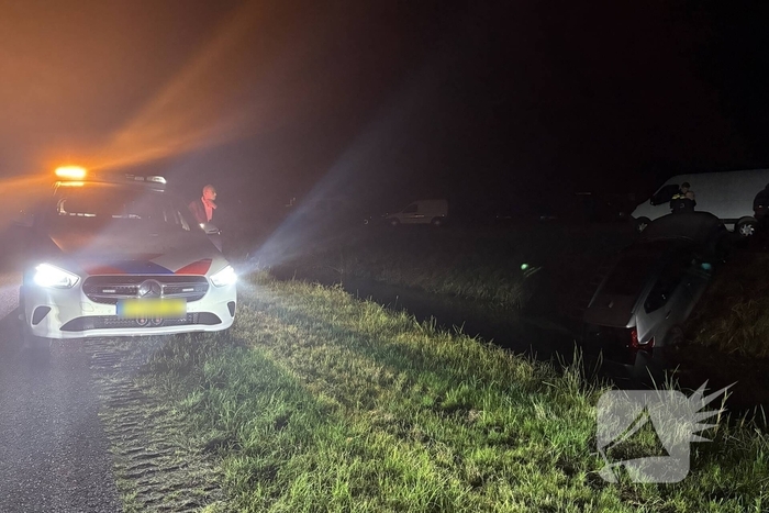 Auto belandt in sloot