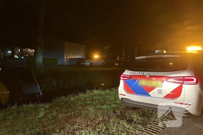 Auto belandt in sloot