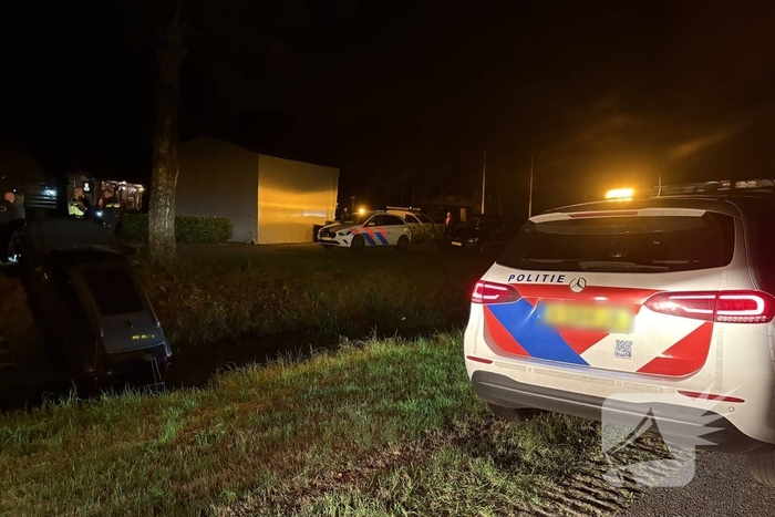 Auto belandt in sloot