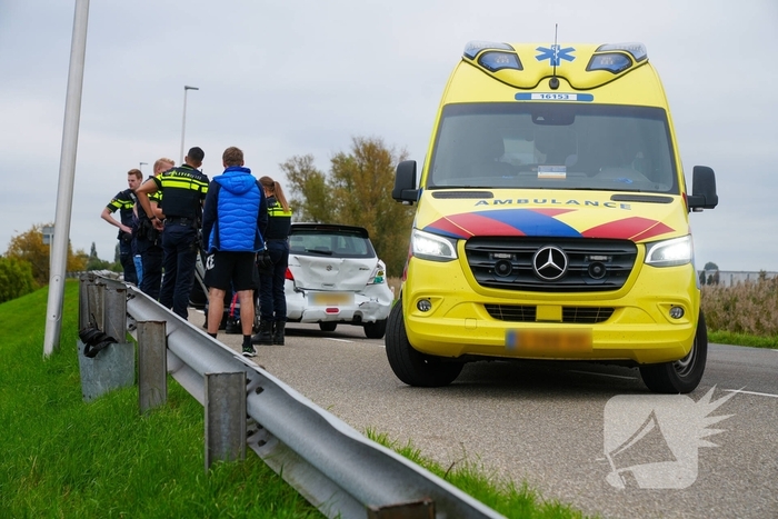 Auto fors ingedeukt bij kop-staartbotsing